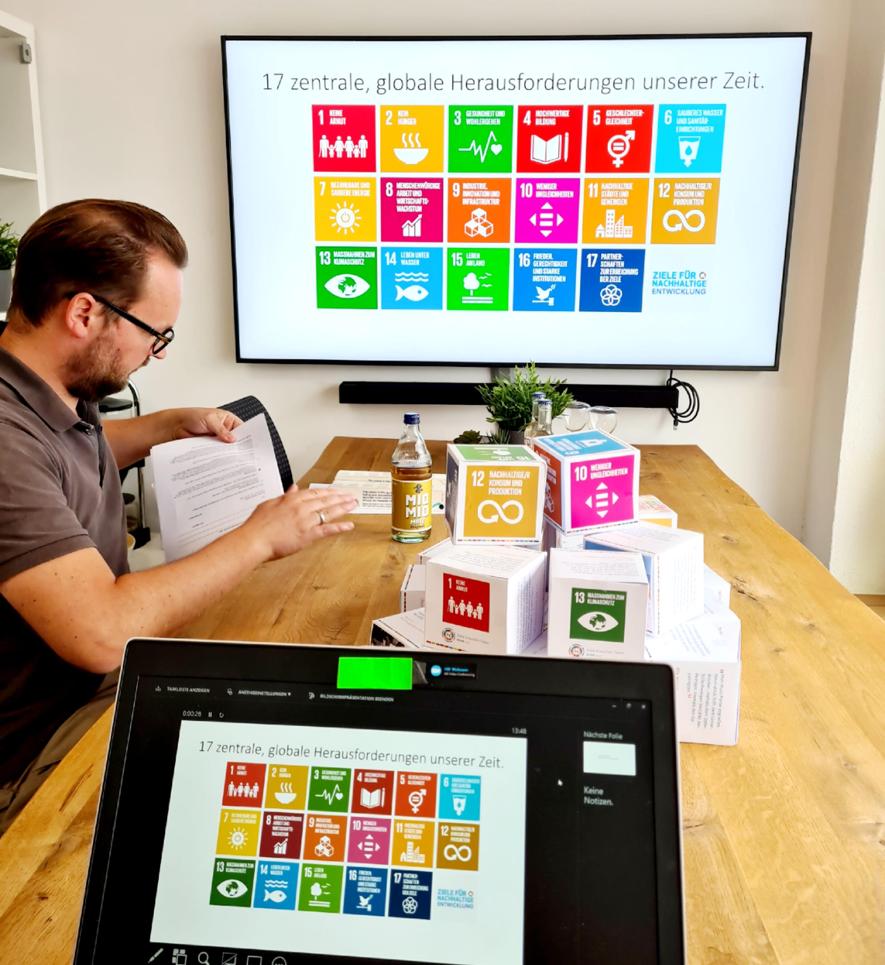 Auf dem Bild zu sehen ist Sven Stiller während eines Workshop zu den 17 globalen Nachhaltigkeitszielen, auch Sustainable Development Goals genannt
